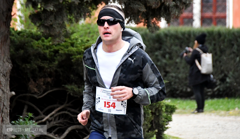 Setki biegaczy i świetne wyniki. 15. Półmaraton Henrykowski i 11. Dycha Księgi Henrykowskiej [foto]
