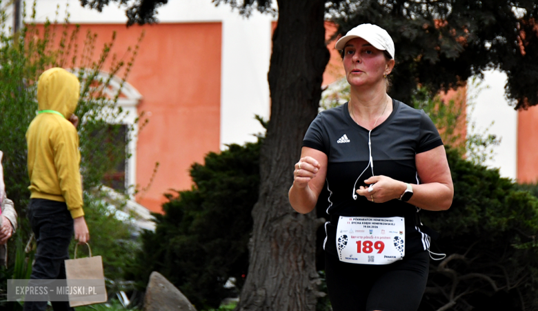 Setki biegaczy i świetne wyniki. 15. Półmaraton Henrykowski i 11. Dycha Księgi Henrykowskiej [foto]