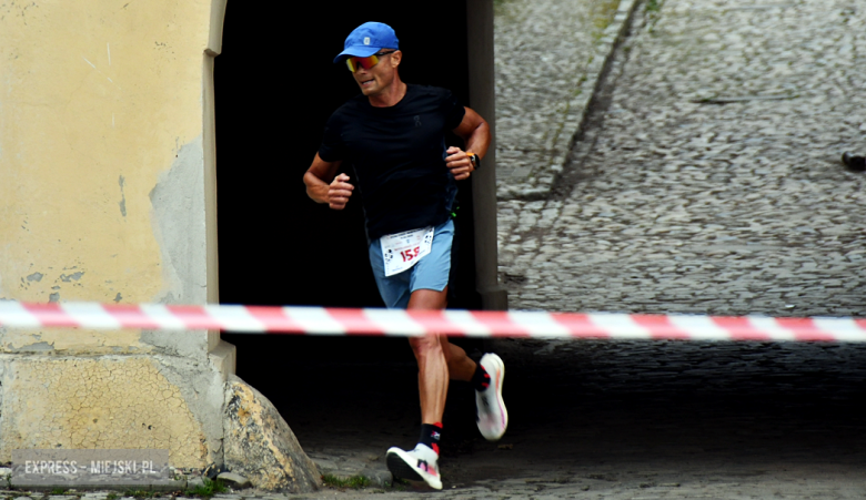 Setki biegaczy i świetne wyniki. 15. Półmaraton Henrykowski i 11. Dycha Księgi Henrykowskiej [foto]