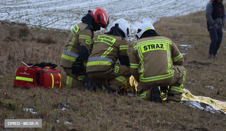 Czołowe zderzenie chevroleta i volkswagena na krajowej ósemce. Z pojazdu wypadł silnik