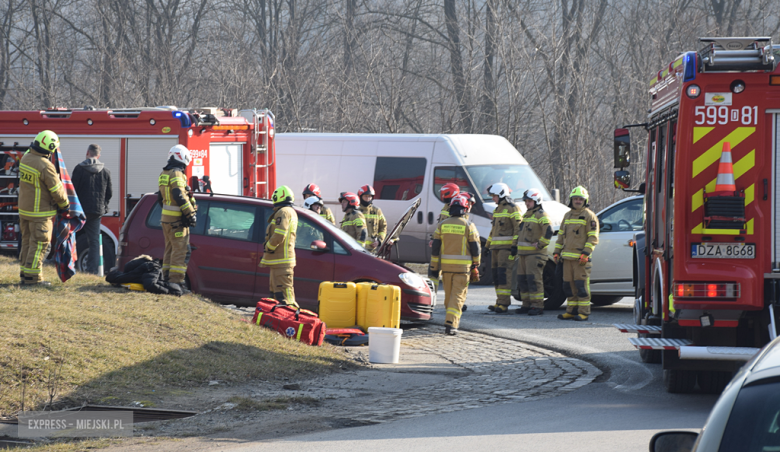 Zderzenie dwóch aut na skrzyżowaniu krajowej ósemki z drogą powiatową w Bardzie