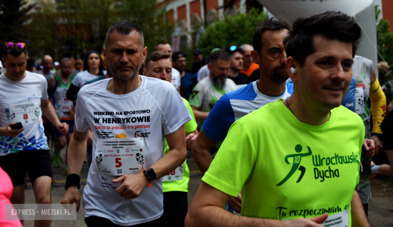 Setki biegaczy i świetne wyniki. 15. Półmaraton Henrykowski i 11. Dycha Księgi Henrykowskiej [foto]