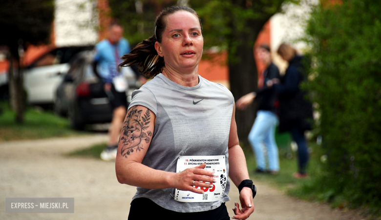 Setki biegaczy i świetne wyniki. 15. Półmaraton Henrykowski i 11. Dycha Księgi Henrykowskiej [foto]