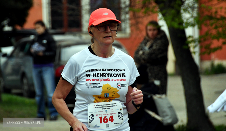 Setki biegaczy i świetne wyniki. 15. Półmaraton Henrykowski i 11. Dycha Księgi Henrykowskiej [foto]