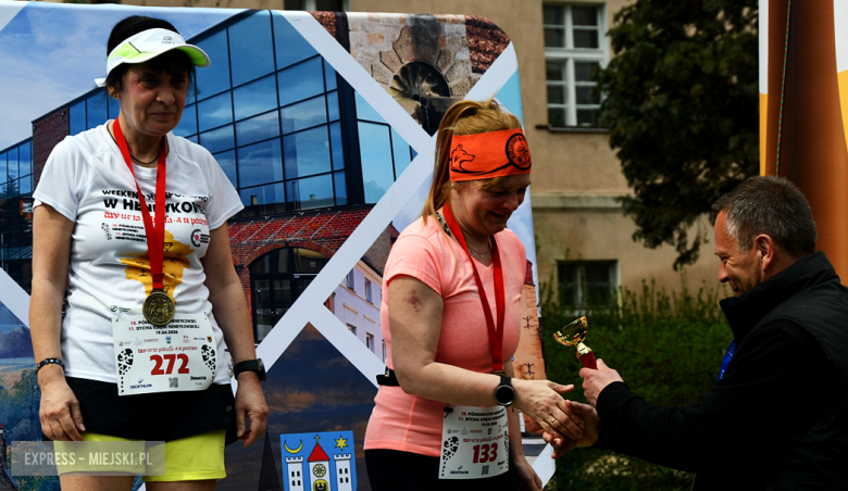 Setki biegaczy i świetne wyniki. 15. Półmaraton Henrykowski i 11. Dycha Księgi Henrykowskiej [foto]