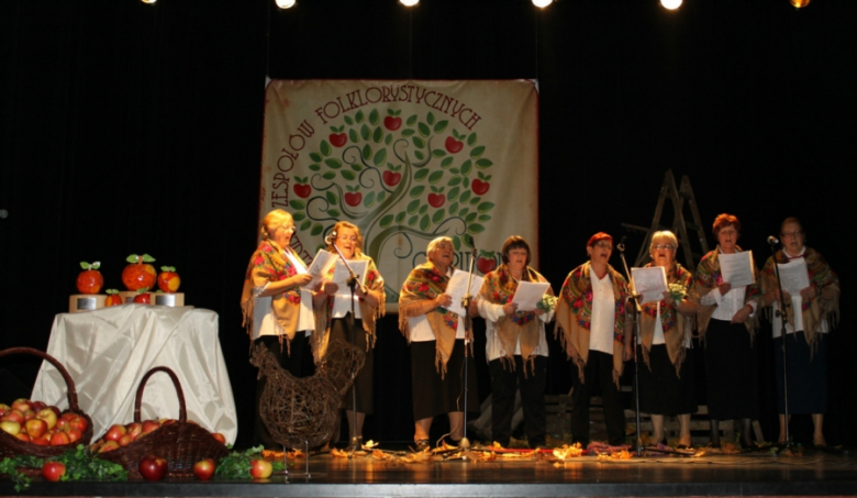 Przegląd zespołów folklorystycznych pt. "Czerwone Jabłuszko"