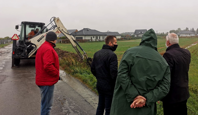 Władze gminy kontrolują sytuację w najbardziej newralgicznych miejscach, po tym jak w godzinach porannych doszło do zalań i kilku podtopień