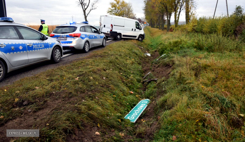 Samochód dostawczy wypadł z drogi na krajowej ósemce 