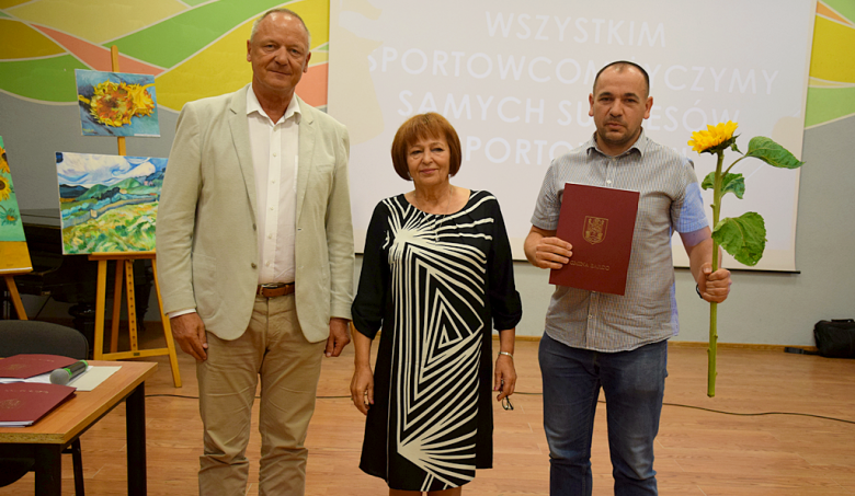 Burmistrz wręczył stypendia dla sportowców z gminy Bardo