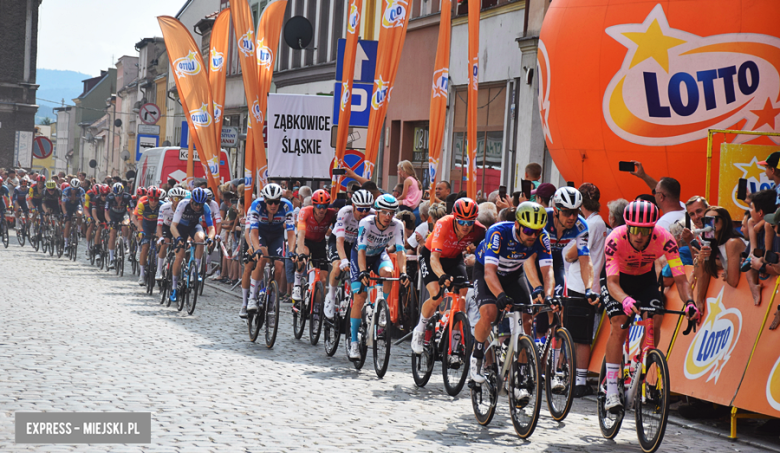 81. Tour de Pologne. Kolarze przejechali przez ząbkowicki rynek