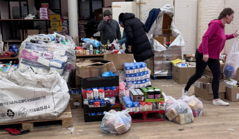 Paczki dla potrzebujących mieszkańców i dzieci. Świąteczny czas w gminie Bardo