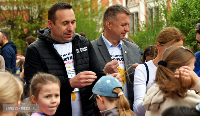 Setki biegaczy i świetne wyniki. 15. Półmaraton Henrykowski i 11. Dycha Księgi Henrykowskiej [foto]
