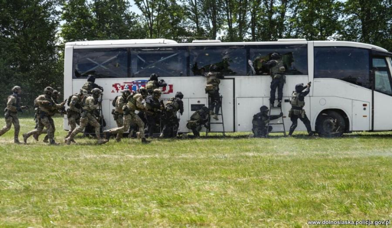 Antyterroryści, śmigłowce i zakładnicy. Spektakularne ćwiczenia służb w Henrykowie