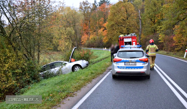 Audi wypadło z drogi i uderzyło w drzewo