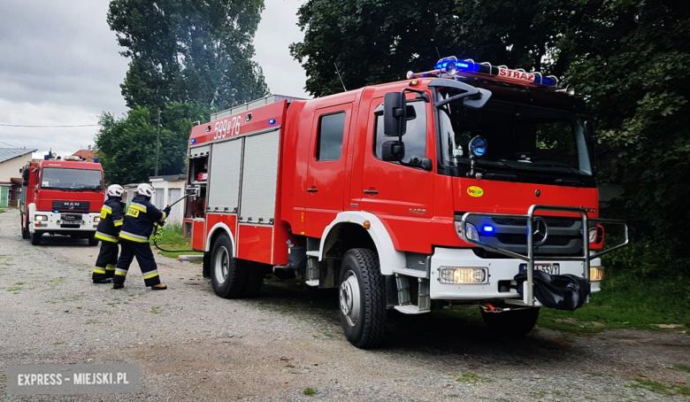 Po przybyciu służb okazało się, że doszło do zapalenia śmieci znajdujących się nieopodal budynku gospodarczego