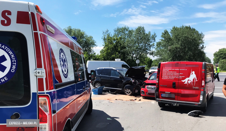 Zderzenie trzech aut na skrzyżowaniu krajowej ósemki z ul. Legnicką