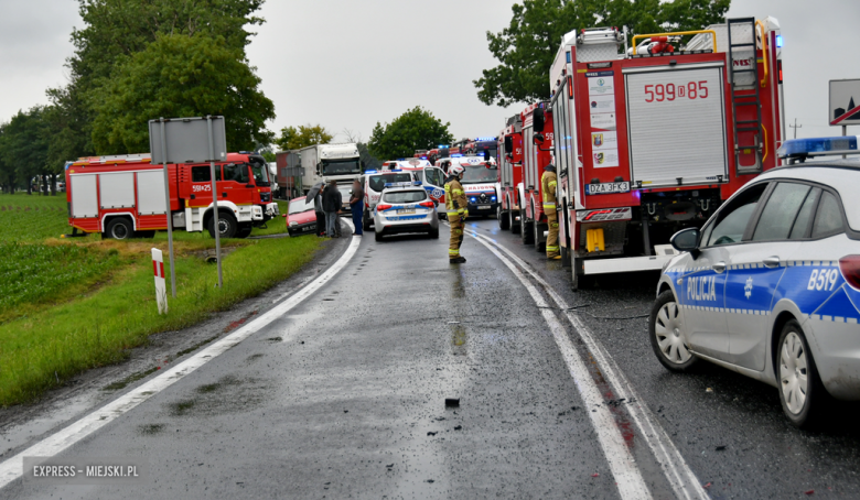 Zderzenie samochodu ciężarowego i busa przewożącego dzieci na krajowej ósemce Braszowicach