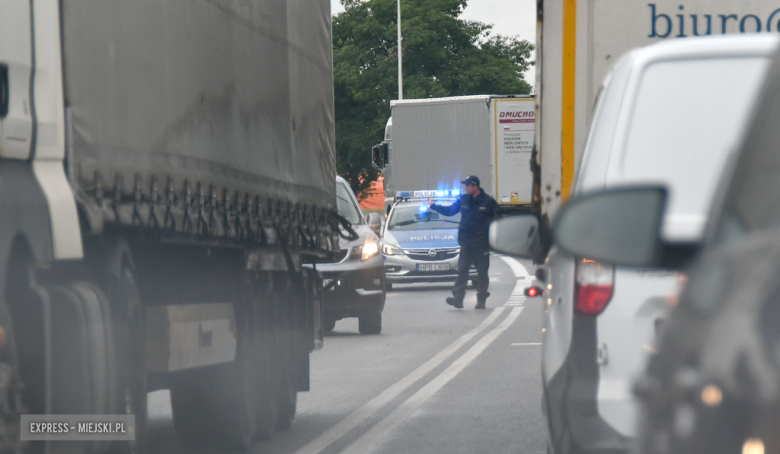 Zderzenie samochodu ciężarowego i busa przewożącego dzieci na krajowej ósemce Braszowicach