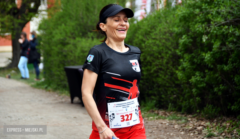 Setki biegaczy i świetne wyniki. 15. Półmaraton Henrykowski i 11. Dycha Księgi Henrykowskiej [foto]
