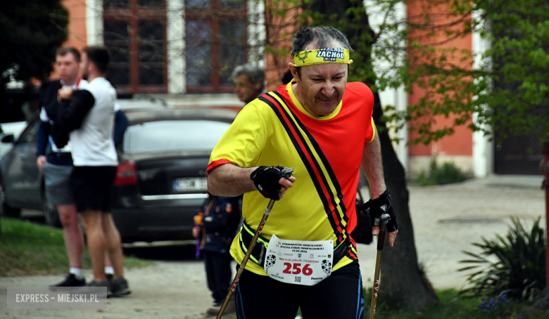 Setki biegaczy i świetne wyniki. 15. Półmaraton Henrykowski i 11. Dycha Księgi Henrykowskiej [foto]