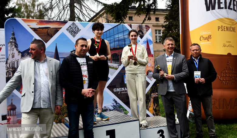 Setki biegaczy i świetne wyniki. 15. Półmaraton Henrykowski i 11. Dycha Księgi Henrykowskiej [foto]