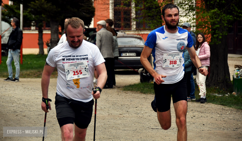 Setki biegaczy i świetne wyniki. 15. Półmaraton Henrykowski i 11. Dycha Księgi Henrykowskiej [foto]