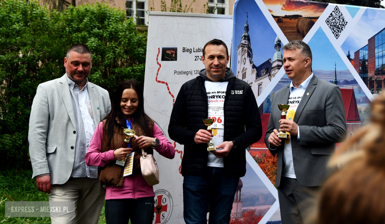 Setki biegaczy i świetne wyniki. 15. Półmaraton Henrykowski i 11. Dycha Księgi Henrykowskiej [foto]