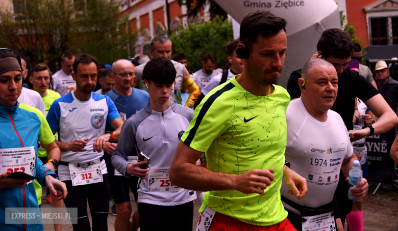Setki biegaczy i świetne wyniki. 15. Półmaraton Henrykowski i 11. Dycha Księgi Henrykowskiej [foto]