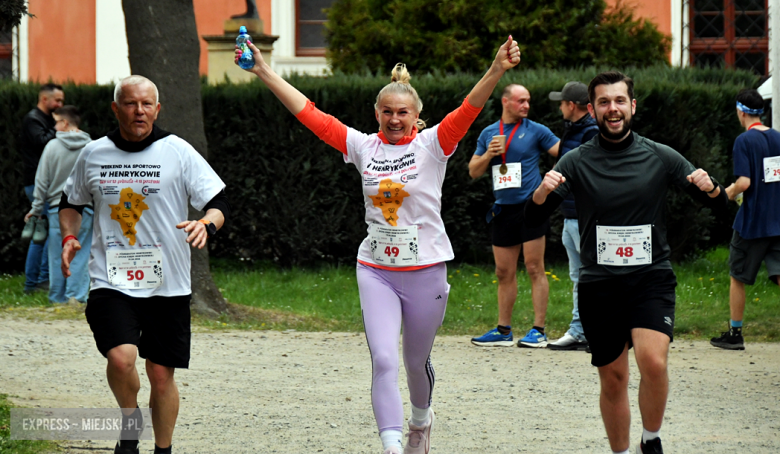Setki biegaczy i świetne wyniki. 15. Półmaraton Henrykowski i 11. Dycha Księgi Henrykowskiej [foto]