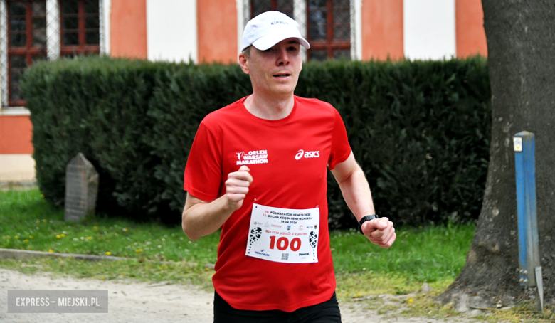 Setki biegaczy i świetne wyniki. 15. Półmaraton Henrykowski i 11. Dycha Księgi Henrykowskiej [foto]