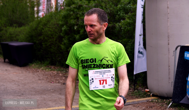 Setki biegaczy i świetne wyniki. 15. Półmaraton Henrykowski i 11. Dycha Księgi Henrykowskiej [foto]