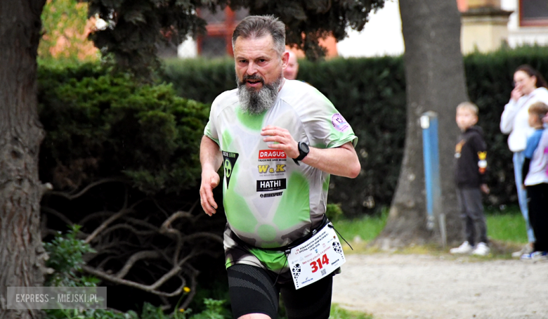 Setki biegaczy i świetne wyniki. 15. Półmaraton Henrykowski i 11. Dycha Księgi Henrykowskiej [foto]