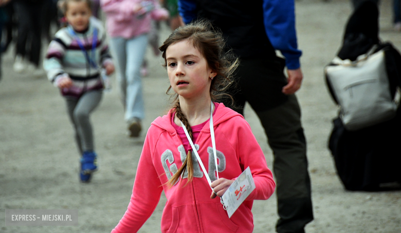 Setki biegaczy i świetne wyniki. 15. Półmaraton Henrykowski i 11. Dycha Księgi Henrykowskiej [foto]