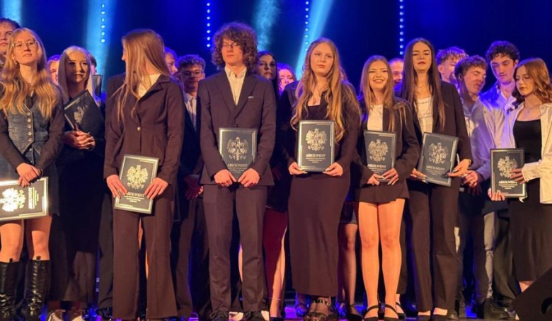 	Zakończenie roku szkolnego maturzystów. Najlepsi uczniowie otrzymali nagrody finansowe