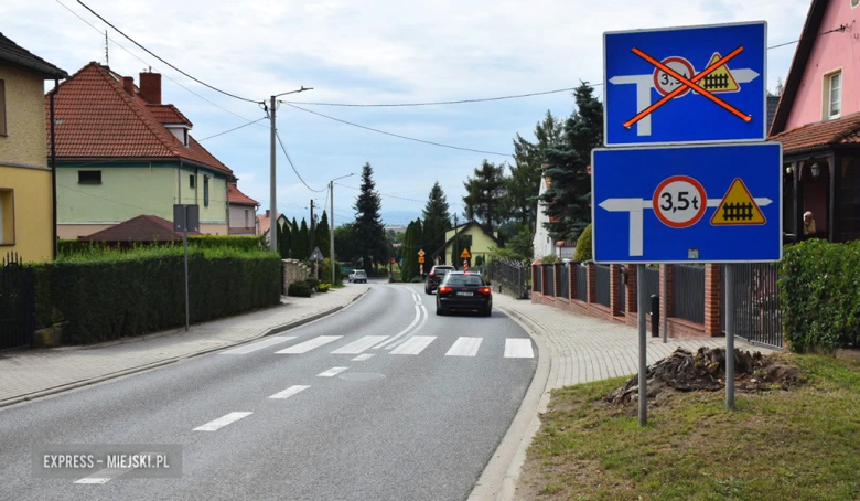 Na podstawie decyzji Starosty Ząbkowickiego zatwierdzającej projekt stałej organizacji ruchu od poniedziałku, 31 sierpnia 2026 roku, wprowadzone zostaną kluczowe zmiany w organizacji ruchu drogowego w rejonie przejazdu kolejowego na ul. Ziębickiej w Ząbkowicach Śląskich