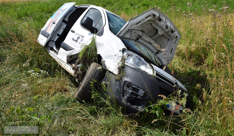 Citroen wypadł z drogi i zatrzymał się w polach