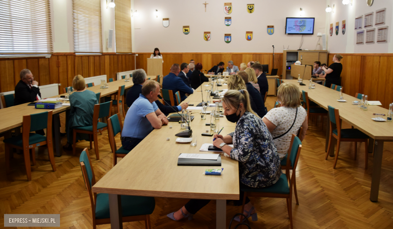 Nadzwyczajna sesja Rady Powiatu Ząbkowickiego w sprawie dalszej przyszłości DWD w Bardzie