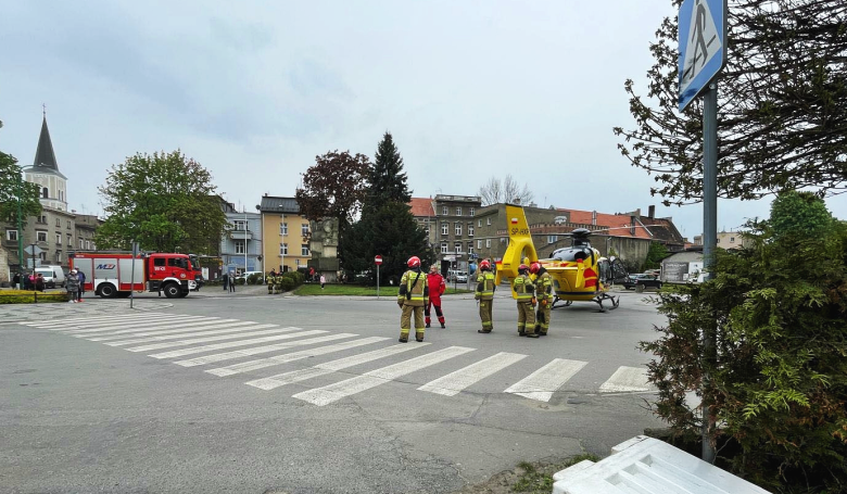 Wypadek podczas prac remontowanych w starostwie. 22-latek spadł z wysokości. Interweniowało LPR