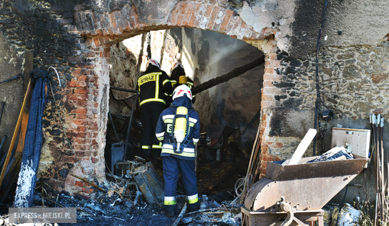 Pożar stodoły w Grodziszczu. Na miejscu interweniuje kilkanaście zastępów straży pożarnej