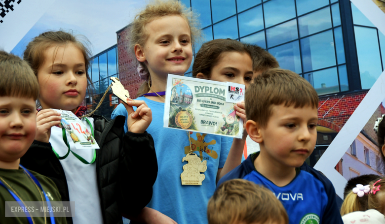 Setki biegaczy i świetne wyniki. 15. Półmaraton Henrykowski i 11. Dycha Księgi Henrykowskiej [foto]