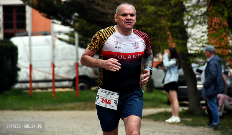 Setki biegaczy i świetne wyniki. 15. Półmaraton Henrykowski i 11. Dycha Księgi Henrykowskiej [foto]