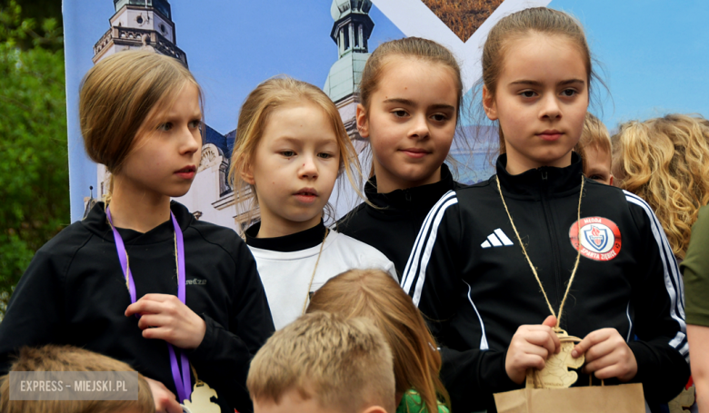 Setki biegaczy i świetne wyniki. 15. Półmaraton Henrykowski i 11. Dycha Księgi Henrykowskiej [foto]