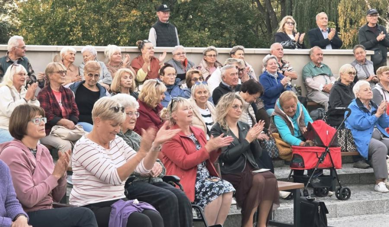 Muzyczne popołudnie w parku miejskim. Wrocławski Chór Seniora wystąpił w Złotym Stoku