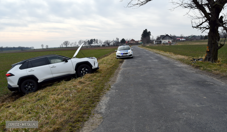 Samochód wypadł z drogi i uderzył w drzewo