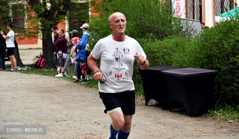 Setki biegaczy i świetne wyniki. 15. Półmaraton Henrykowski i 11. Dycha Księgi Henrykowskiej [foto]