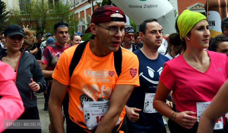 Setki biegaczy i świetne wyniki. 15. Półmaraton Henrykowski i 11. Dycha Księgi Henrykowskiej [foto]