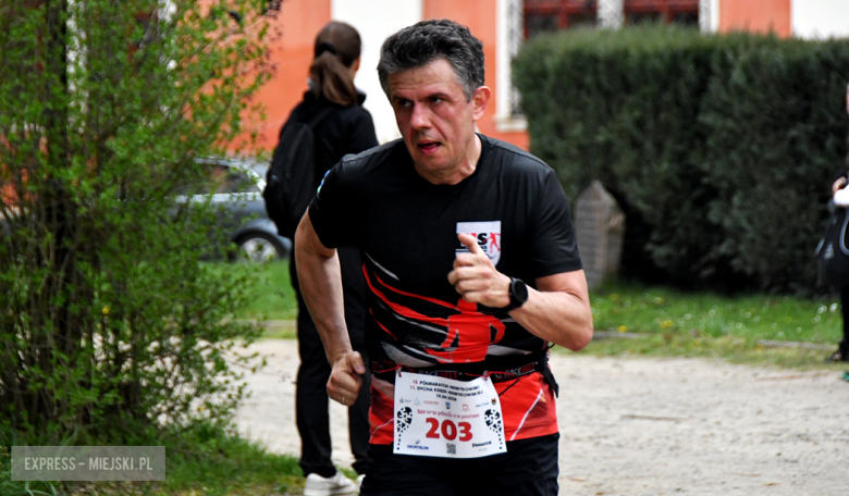 Setki biegaczy i świetne wyniki. 15. Półmaraton Henrykowski i 11. Dycha Księgi Henrykowskiej [foto]