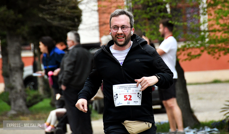 Setki biegaczy i świetne wyniki. 15. Półmaraton Henrykowski i 11. Dycha Księgi Henrykowskiej [foto]