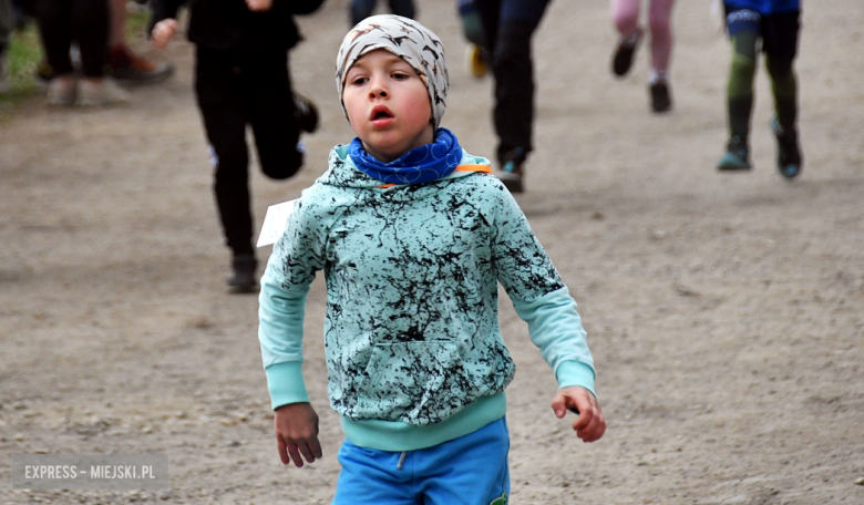 Setki biegaczy i świetne wyniki. 15. Półmaraton Henrykowski i 11. Dycha Księgi Henrykowskiej [foto]
