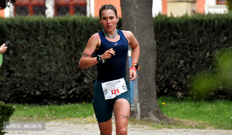 Setki biegaczy i świetne wyniki. 15. Półmaraton Henrykowski i 11. Dycha Księgi Henrykowskiej [foto]